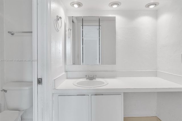 6884 N Kendall Dr C404, Pinecrest, FL 33156