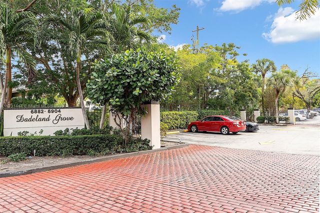 6884 N Kendall Dr C404, Pinecrest, FL 33156