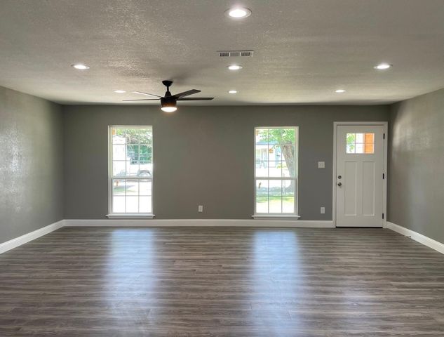 225 E Coral Way, Grand Prairie, TX 75051