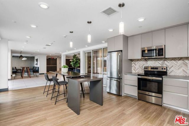 453 S Kenmore Avenue 402, Los Angeles, CA 90020