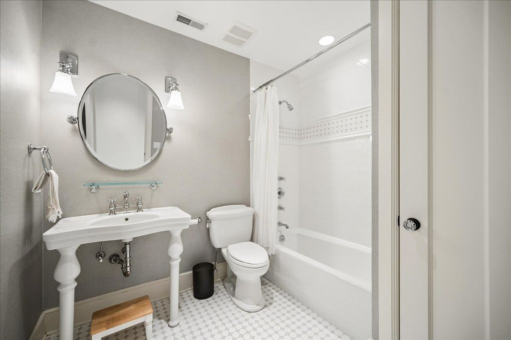 Image 36 of property listing at 779 Bob O Link Road, Highland Park, IL 60035
