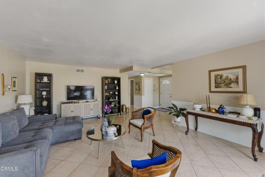 Image 13 of property listing at 12159 Hoyt Street, Sylmar, CA 91342