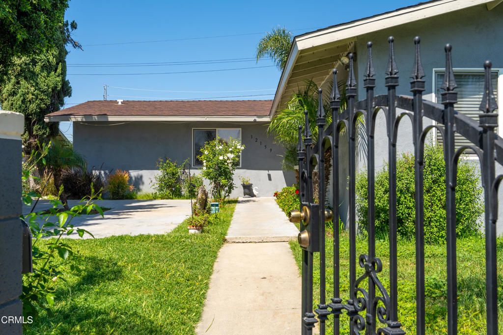 Image 4 of property listing at 12159 Hoyt Street, Sylmar, CA 91342