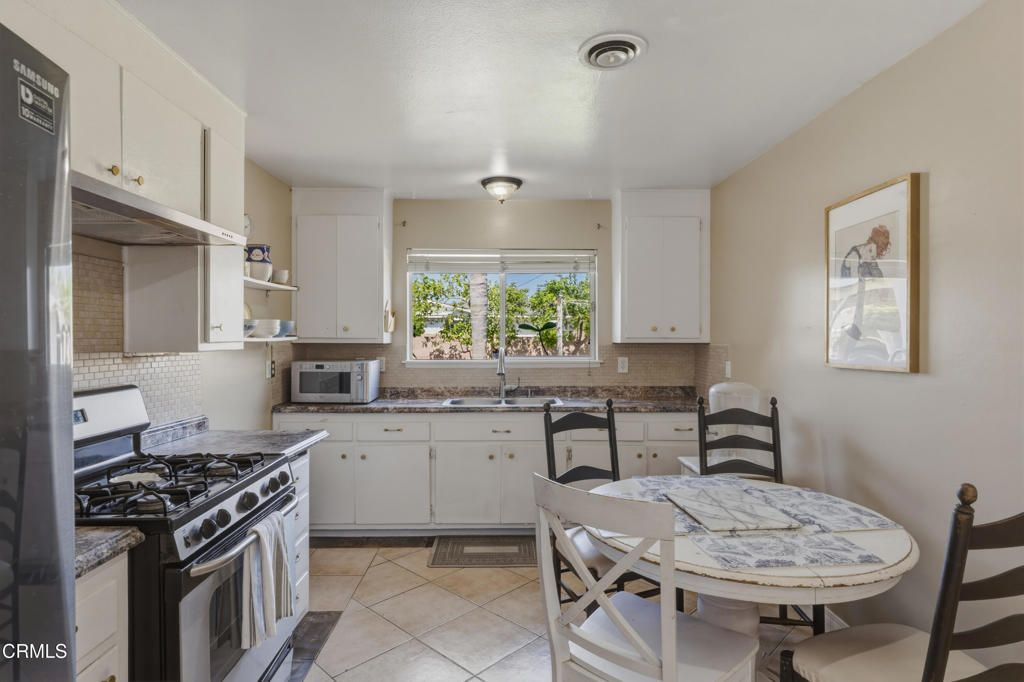 Image 7 of property listing at 12159 Hoyt Street, Sylmar, CA 91342
