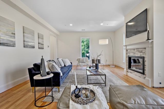 68 Chestnut Street 3, Newton, MA 02465