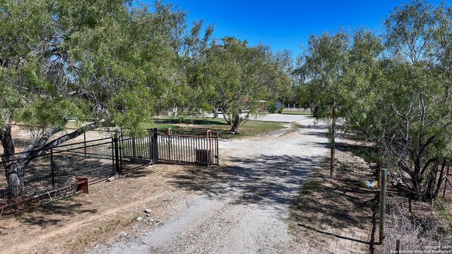 4720 Rakowitz, Adkins, TX 78101