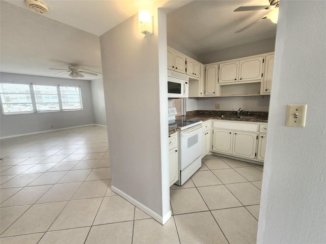 2223 Park Lane 105, Hollywood, FL 33021