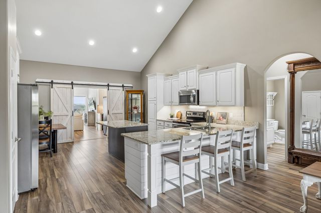 2204 Bee Hive Dr, Columbia, TN 38401