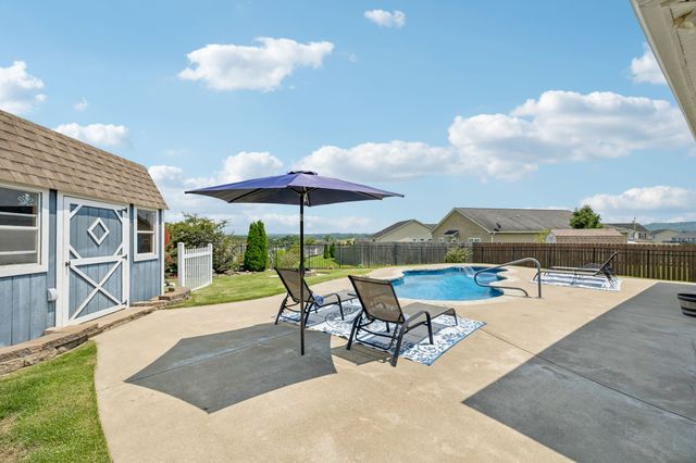 2204 Bee Hive Dr, Columbia, TN 38401