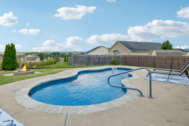2204 Bee Hive Dr, Columbia, TN 38401