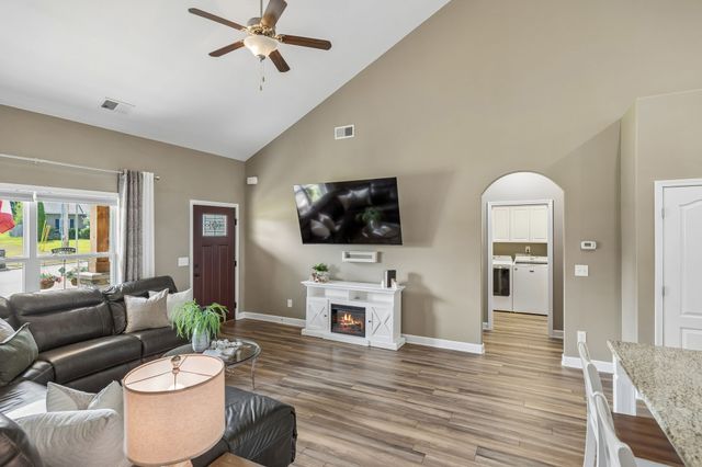 2204 Bee Hive Dr, Columbia, TN 38401
