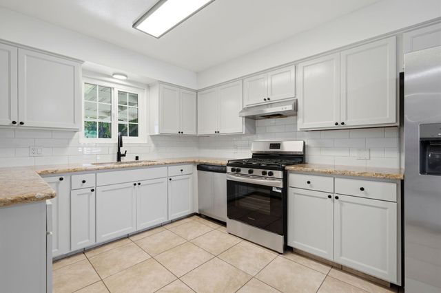 735 W Cambridge Avenue, Visalia, CA 93277