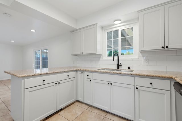 735 W Cambridge Avenue, Visalia, CA 93277