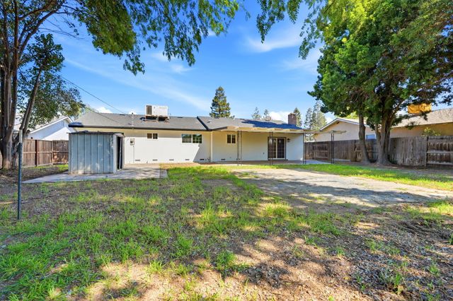 735 W Cambridge Avenue, Visalia, CA 93277