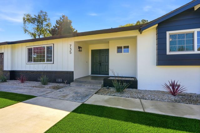 735 W Cambridge Avenue, Visalia, CA 93277