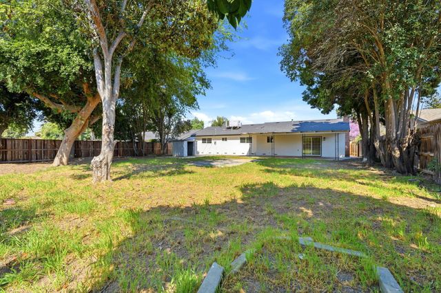 735 W Cambridge Avenue, Visalia, CA 93277