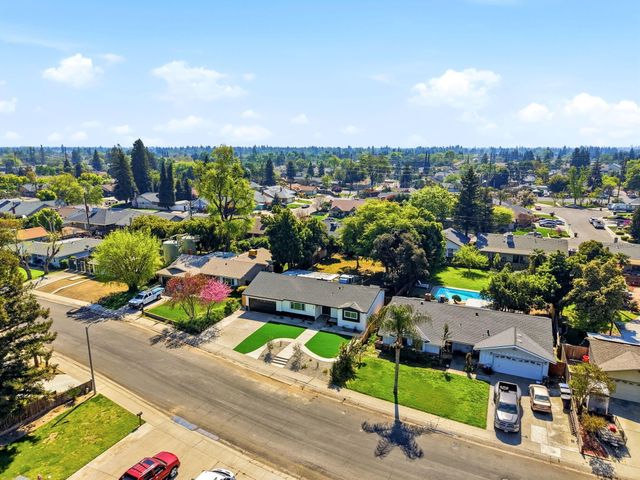 735 W Cambridge Avenue, Visalia, CA 93277