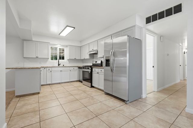 735 W Cambridge Avenue, Visalia, CA 93277