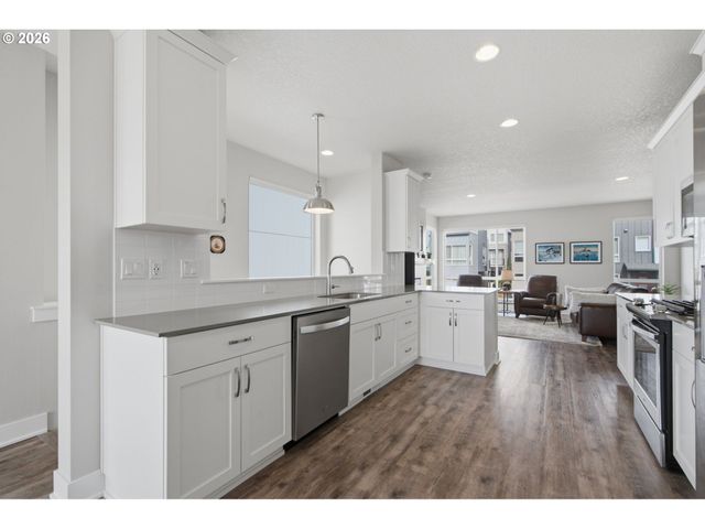 17100 Sw ALBATROSS Ln, Beaverton, OR 97007