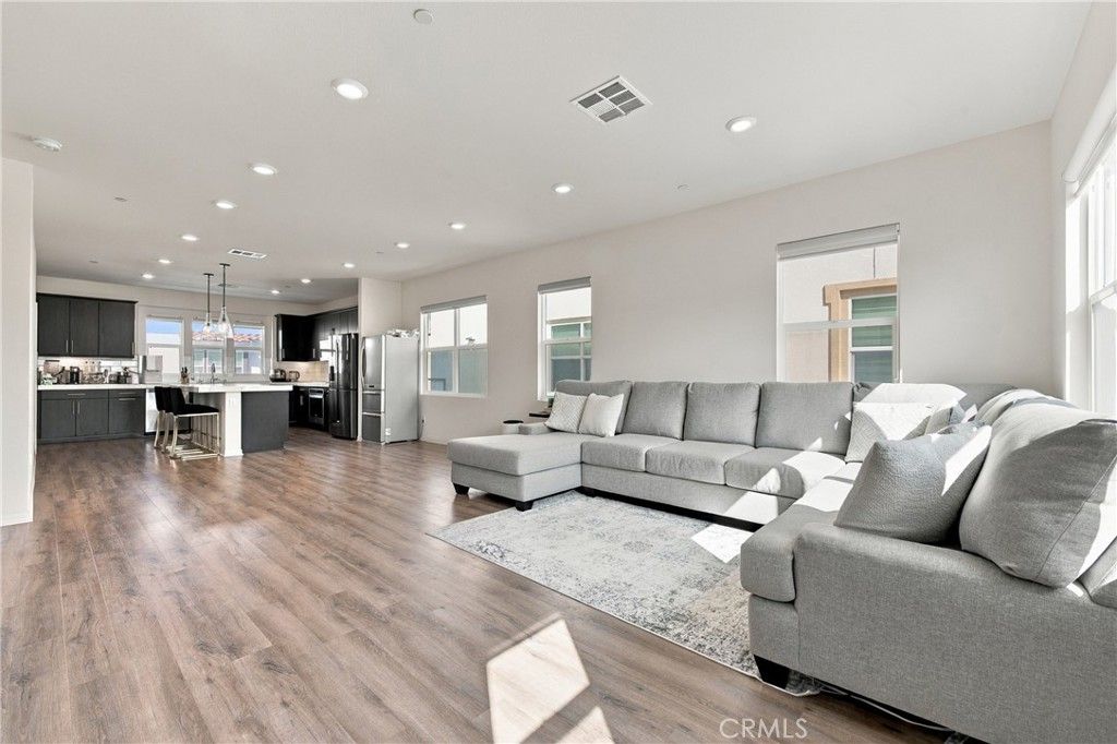 318 S Quadrilateral, Anaheim, CA 92802 — photo 5