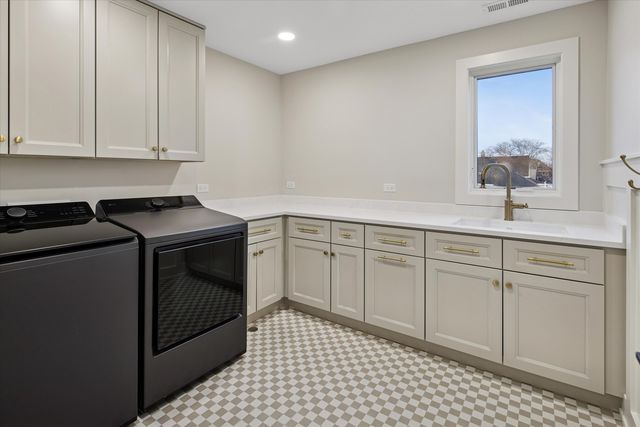 498 W 3rd Avenue, Elmhurst, IL 60126