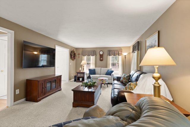 35 Meadowbrook Dr, Wrentham, MA 02093