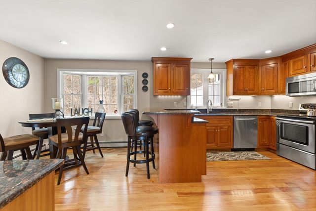 35 Meadowbrook Dr, Wrentham, MA 02093