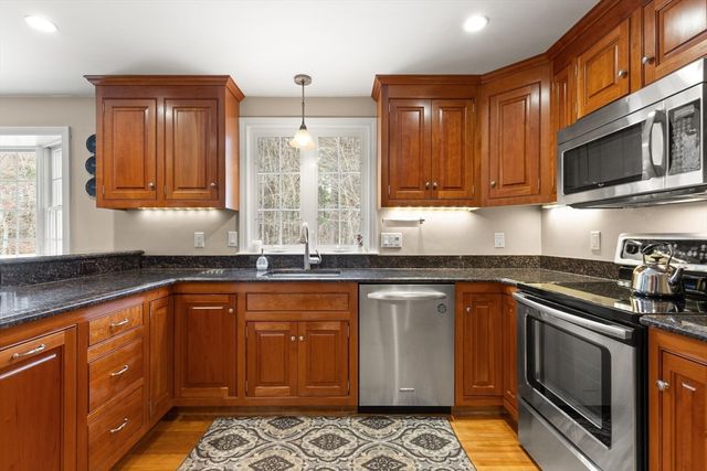 35 Meadowbrook Dr, Wrentham, MA 02093