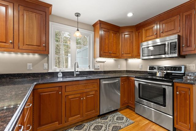 35 Meadowbrook Dr, Wrentham, MA 02093