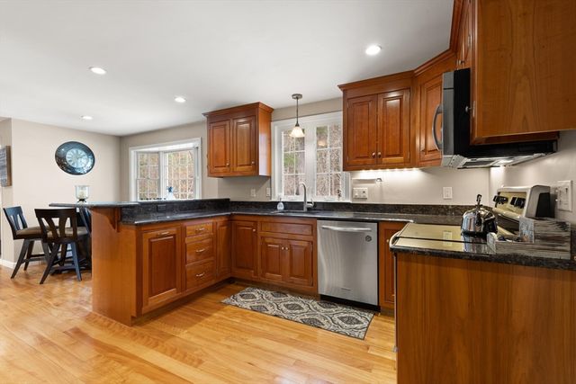 35 Meadowbrook Dr, Wrentham, MA 02093