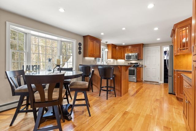 35 Meadowbrook Dr, Wrentham, MA 02093