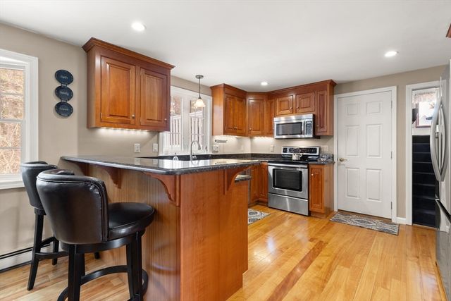 35 Meadowbrook Dr, Wrentham, MA 02093