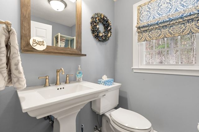 35 Meadowbrook Dr, Wrentham, MA 02093