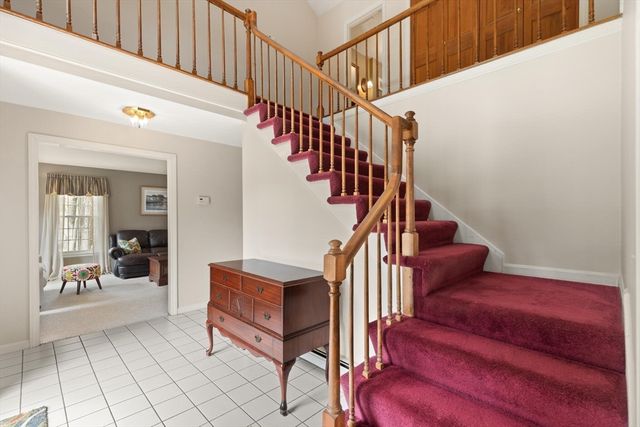 35 Meadowbrook Dr, Wrentham, MA 02093