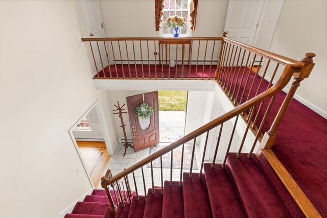 35 Meadowbrook Dr, Wrentham, MA 02093