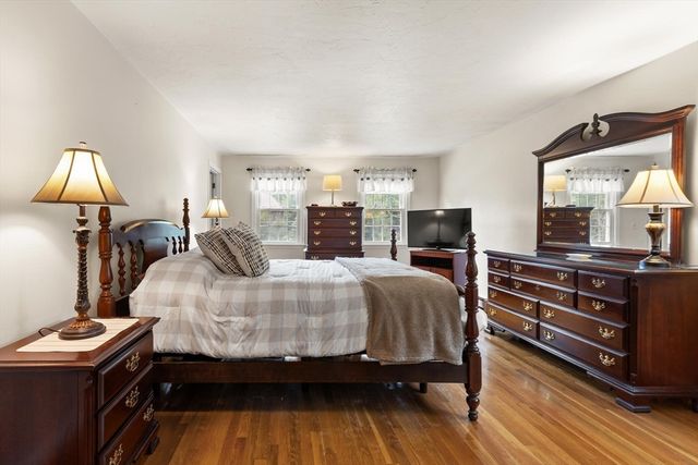 35 Meadowbrook Dr, Wrentham, MA 02093