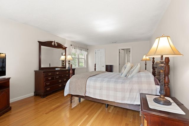 35 Meadowbrook Dr, Wrentham, MA 02093