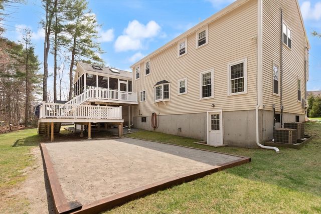 35 Meadowbrook Dr, Wrentham, MA 02093