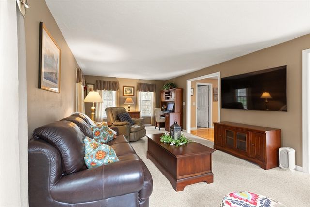 35 Meadowbrook Dr, Wrentham, MA 02093