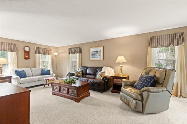 35 Meadowbrook Dr, Wrentham, MA 02093