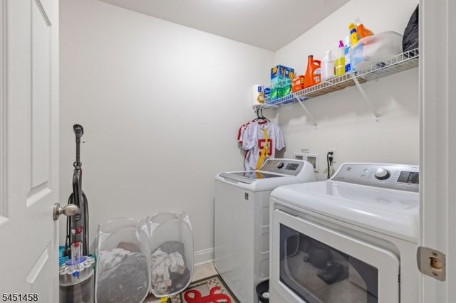 1 Passe Ct, Hillsborough Twp., NJ 08844