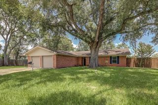 211 Chestnut Street, Lake Jackson, TX 77566