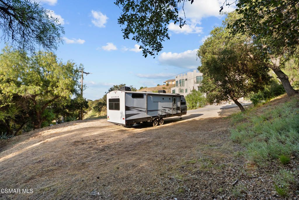 Image 7 of property listing at 375 Acacia Lane, Newbury Park, CA 91320