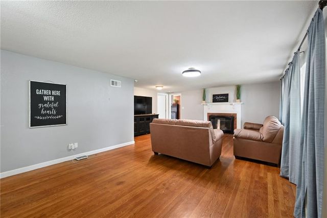 500 SW 4th Street, Lee's Summit, MO 64063