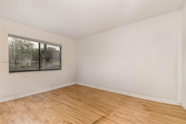 325 Lakeview Dr 102, Weston, FL 33326