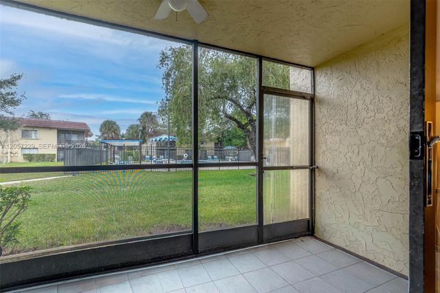 325 Lakeview Dr 102, Weston, FL 33326