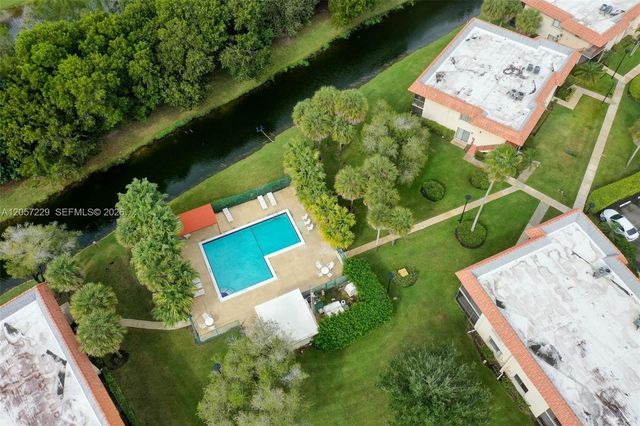 325 Lakeview Dr 102, Weston, FL 33326