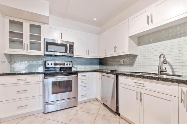 325 Lakeview Dr 102, Weston, FL 33326