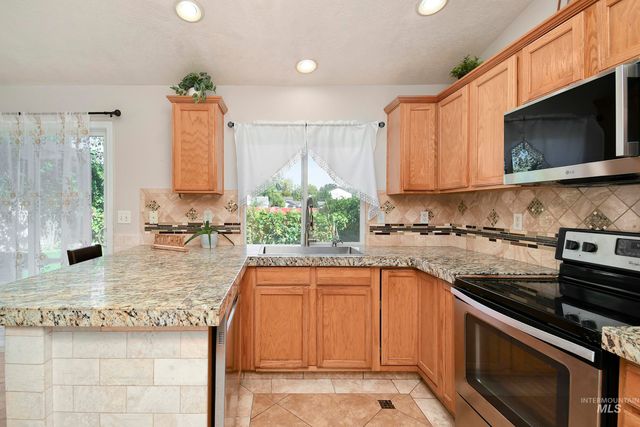972 W Broadway Ave, Meridian, ID 83642