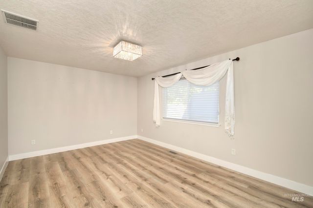 972 W Broadway Ave, Meridian, ID 83642